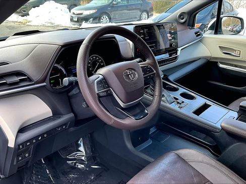Used 2022 Toyota Sienna Platinum image 18