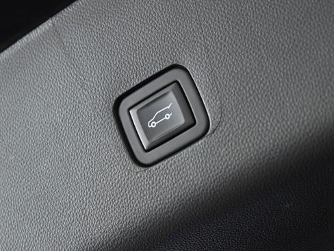 Used 2023 Chevrolet Traverse RS AWD/4WD image 23