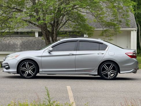 Used 2017 Honda Accord Touring image 4