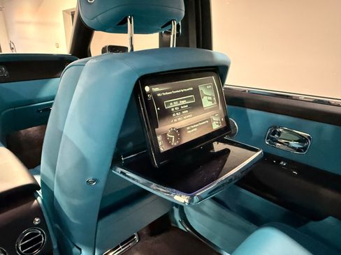 Used 2023 Rolls-Royce Cullinan w/ Cullinan Package image 72