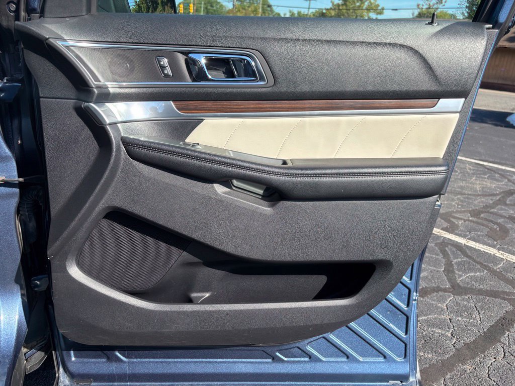 Used 2019 Ford Explorer Limited w/ Limited Luxury Package FWD image 31