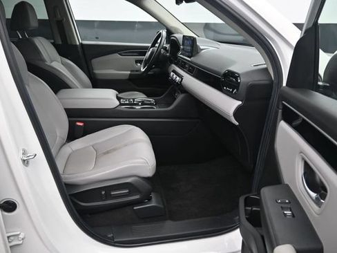 Used 2025 Honda Pilot Touring image 10
