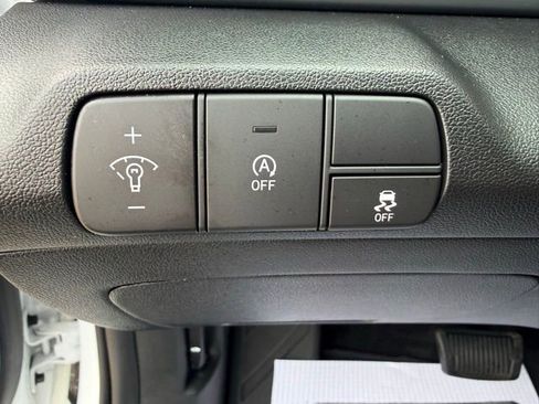 Used 2025 Hyundai Elantra SE image 18