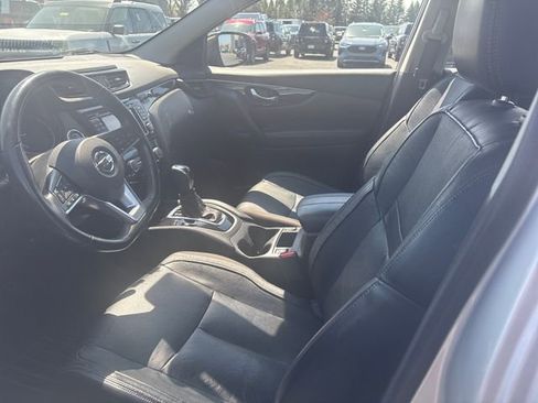 Used 2017 Nissan Rogue Sport SL w/ SL Premium Package image 10