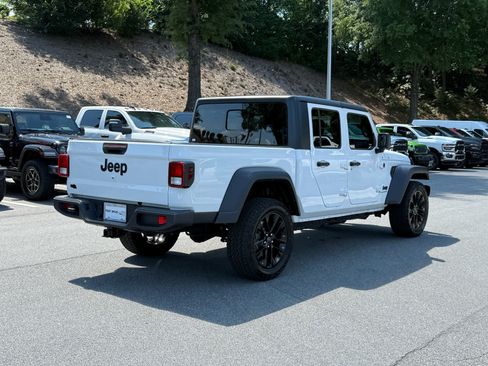 Used 2024 Jeep Gladiator Sport AWD/4WD image 5
