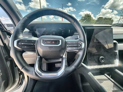 Certified 2026 GMC Acadia Elevation w/ Elevation Premium Package FWD image 11