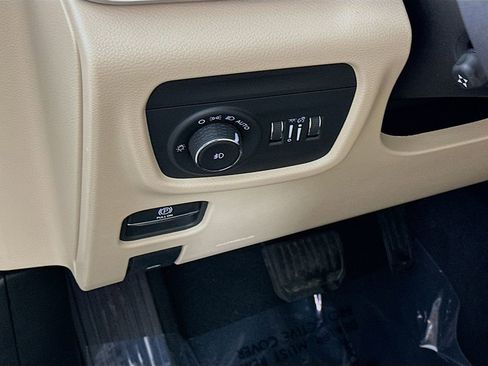 Certified 2025 Jeep Grand Cherokee L Limited w/ Luxury Tech Group II image 18