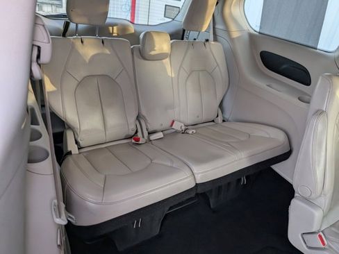 Used 2021 Chrysler Pacifica Touring-L image 23