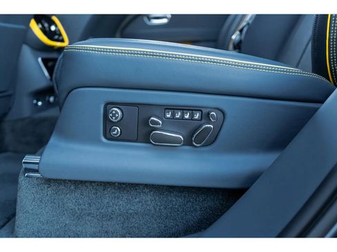 Used 2025 Bentley Bentayga image 33