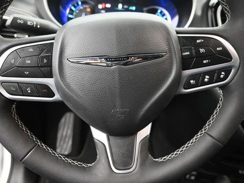 Used 2025 Chrysler Pacifica Select image 19