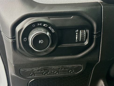 Used 2025 Jeep Wrangler Sahara image 17