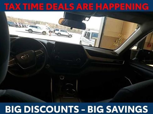 Used 2024 Toyota Highlander LE image 12