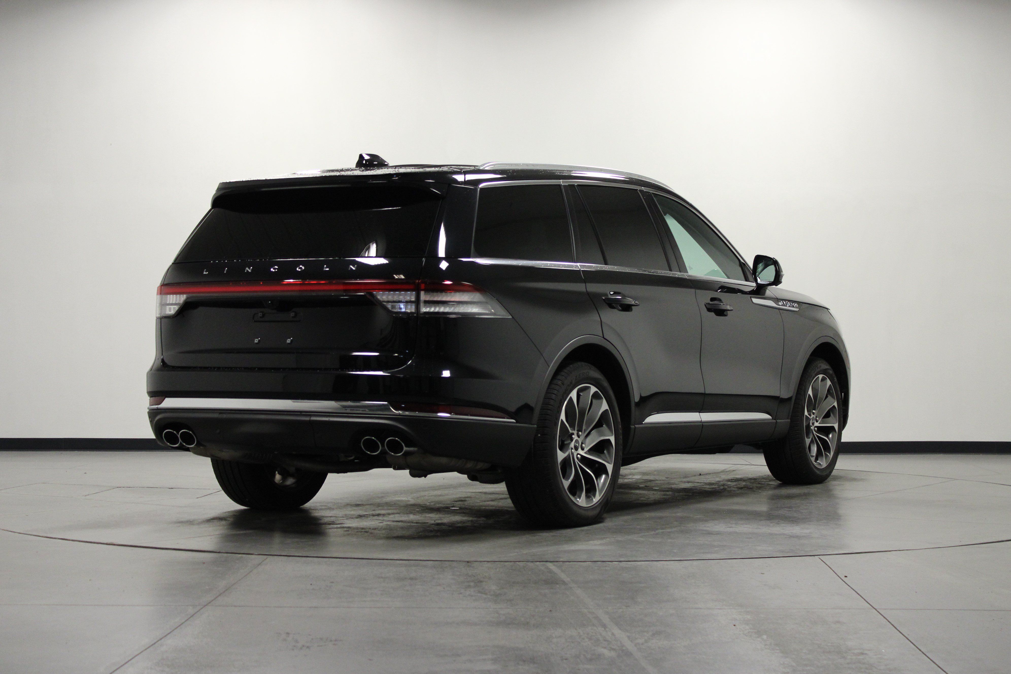 Used 2025 Lincoln Aviator AWD image 4