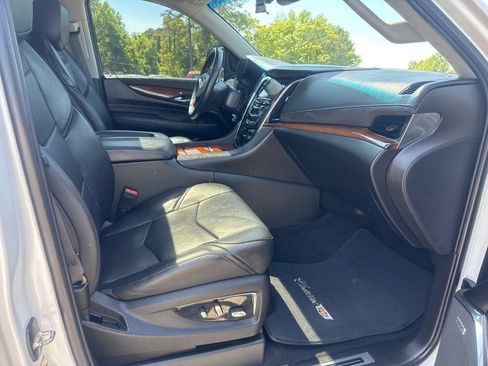 Used 2017 Cadillac Escalade Luxury AWD/4WD image 22