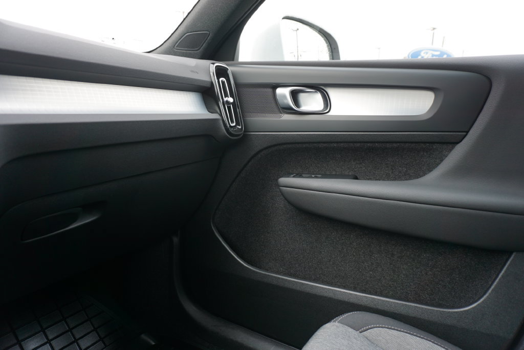 Used 2024 Volvo XC40 B5 Core AWD/4WD image 33