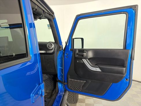 Used 2016 Jeep Wrangler Unlimited Rubicon w/ Connectivity Group AWD/4WD image 28