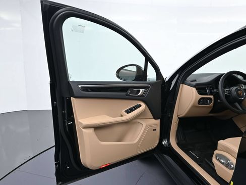 Certified 2026 Porsche Macan AWD/4WD image 16