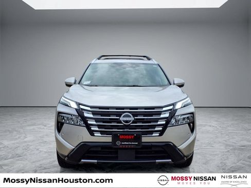 Used 2025 Nissan Rogue Platinum FWD image 3