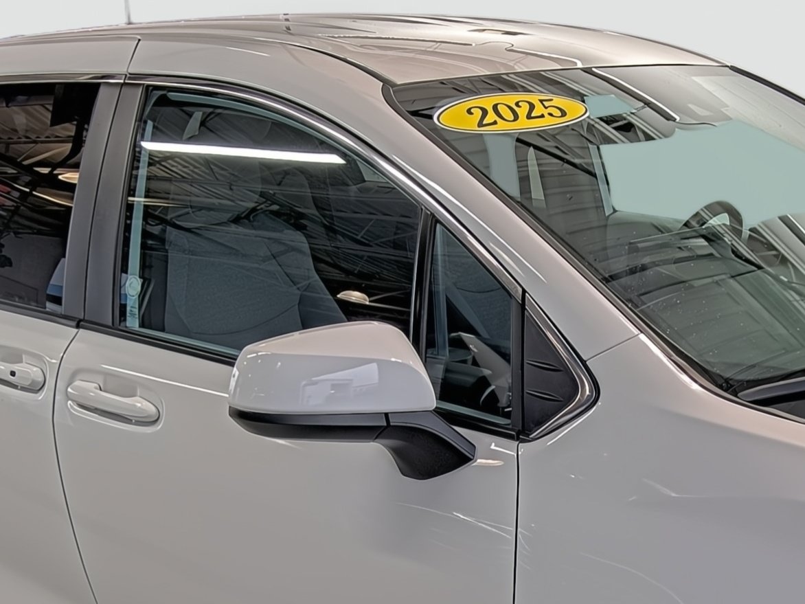 Used 2025 Toyota Sienna LE FWD image 17