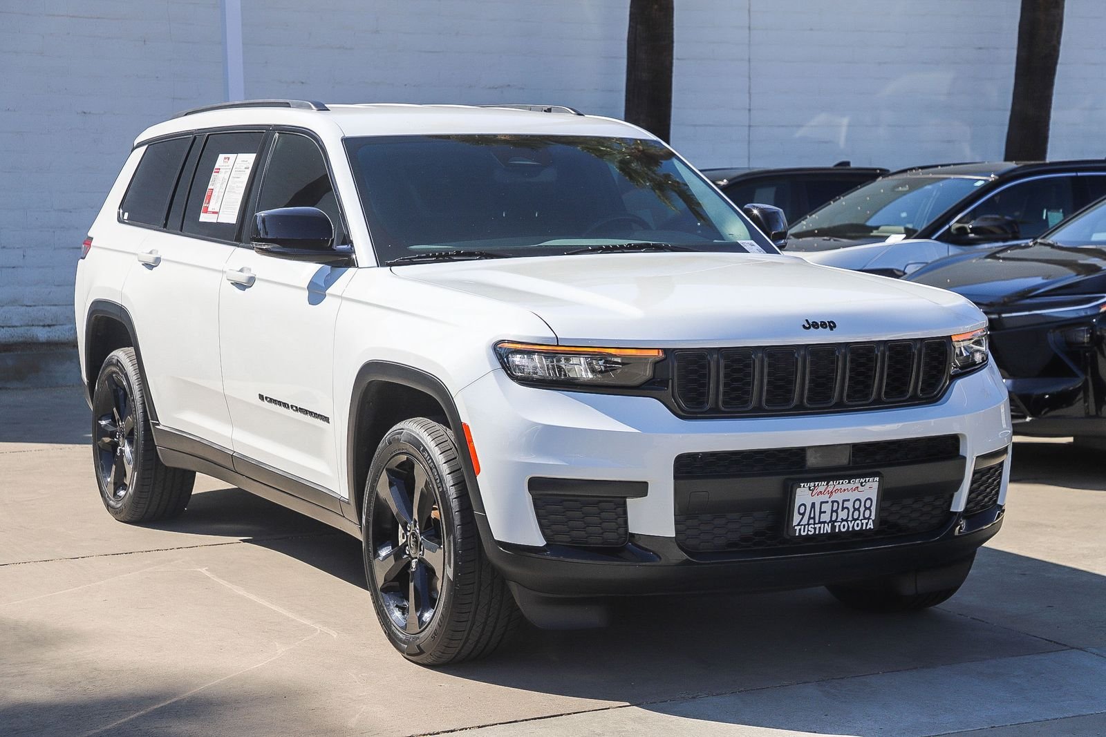 Used 2022 Jeep Grand Cherokee L Laredo RWD image 3