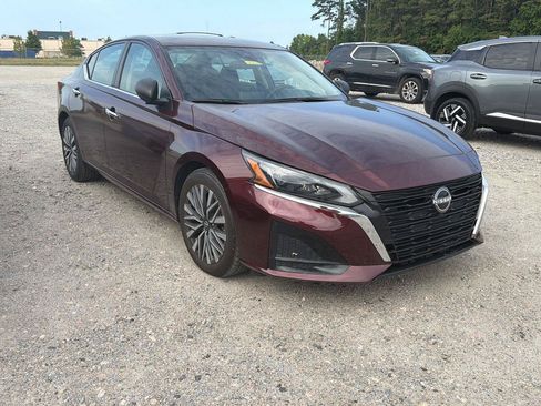 Used 2024 Nissan Altima 2.5 SV FWD image 3