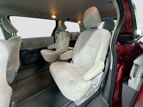 Used 2020 Toyota Sienna L image 21