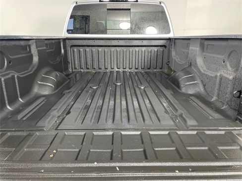 Used 2018 Nissan Titan SV image 16