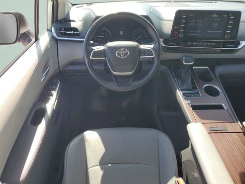 Used 2024 Toyota Sienna XLE FWD image 12