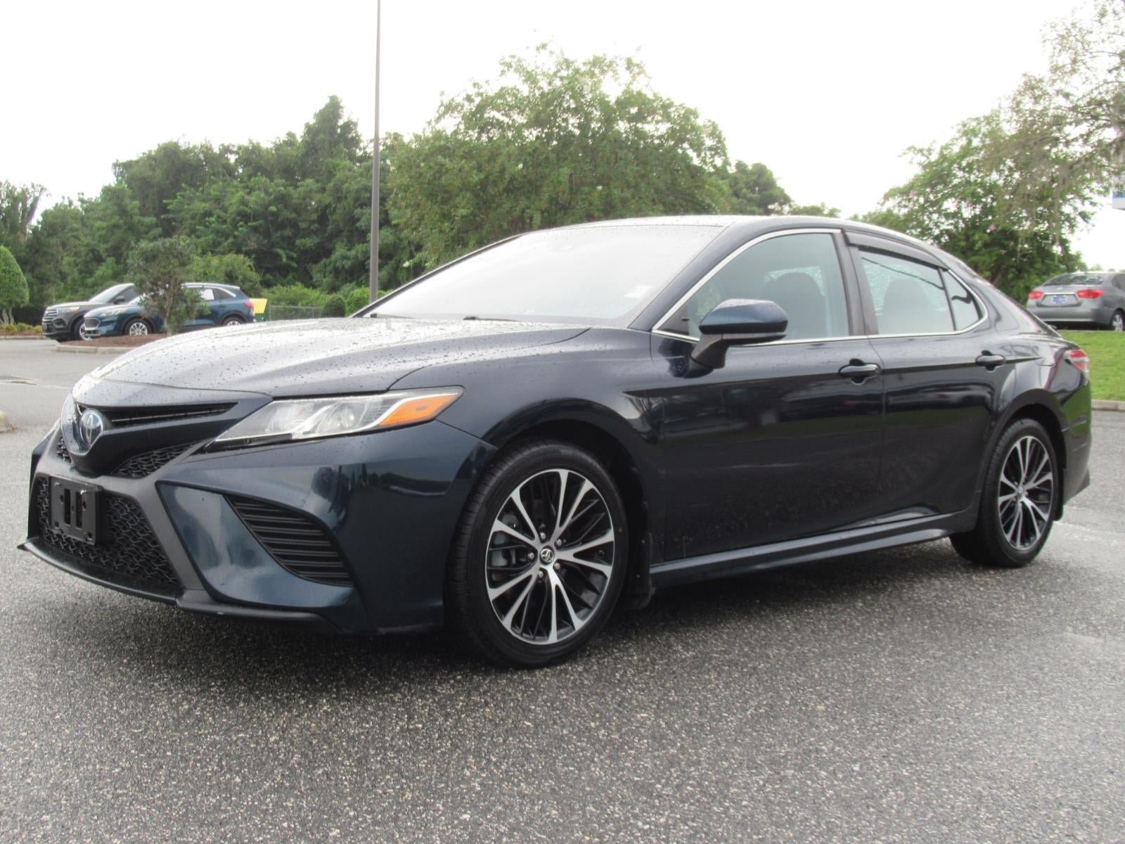 Used 2019 Toyota Camry SE FWD image 3