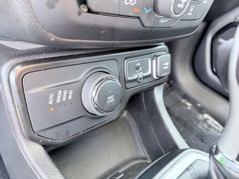 Used 2020 Jeep Renegade Altitude w/ UConnect 8.4 Nav Group AWD/4WD image 14