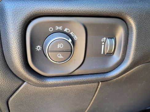 Used 2025 RAM 3500 Tradesman w/ Chrome Appearance Group AWD/4WD image 28