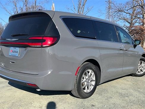 Used 2025 Chrysler Pacifica Select image 8