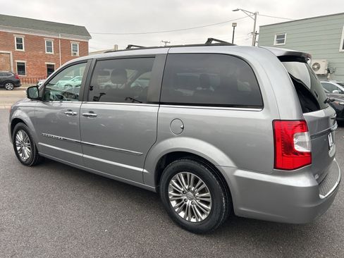 Used 2016 Chrysler Town & Country Touring-L image 2