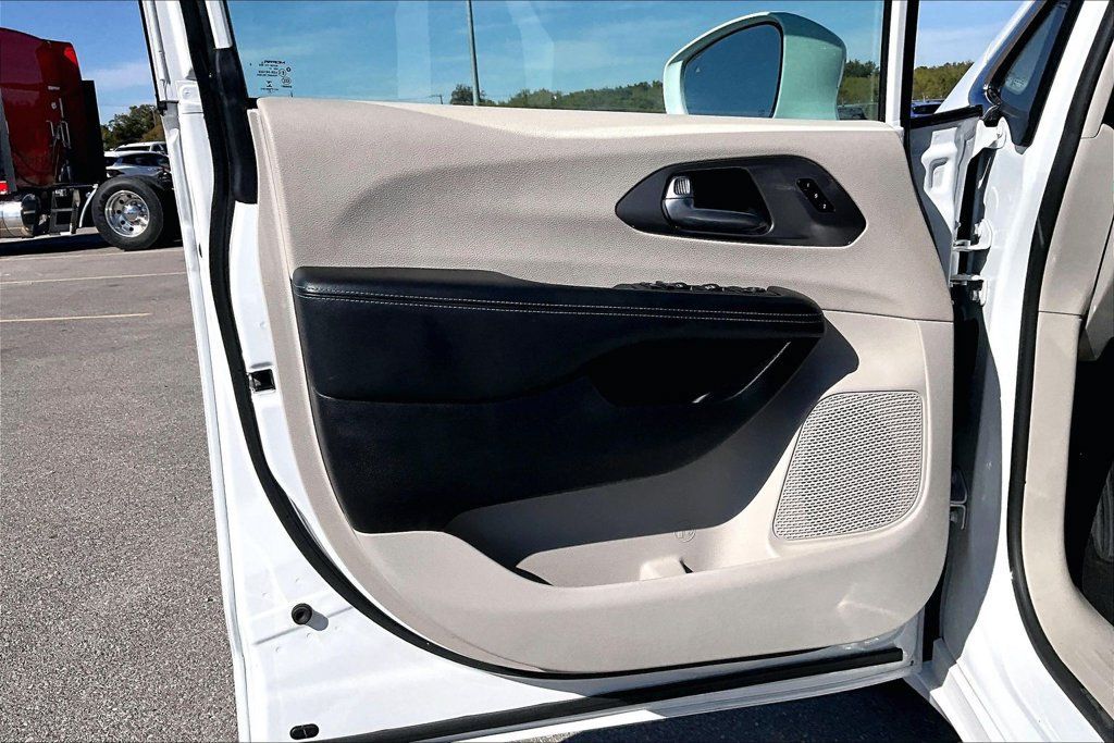 Used 2021 Chrysler Pacifica Touring-L AWD/4WD image 22