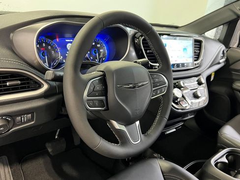 New 2026 Chrysler Pacifica Select image 23