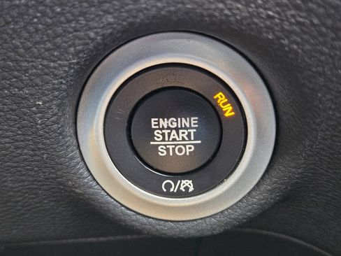 Used 2019 Chrysler Pacifica Limited w/ Advanced Safetytec Group FWD image 40