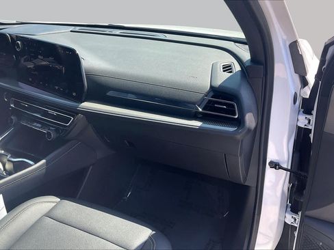 Used 2026 Chevrolet Traverse LT FWD image 17