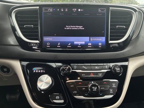 Used 2024 Chrysler Pacifica Touring-L image 19