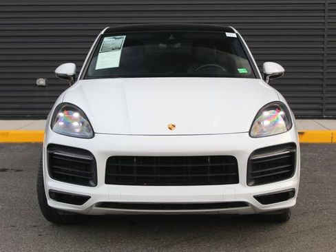 Used 2021 Porsche Cayenne GTS w/ Premium Package image 11
