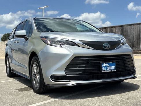 Used 2021 Toyota Sienna LE w/ LE Plus Package FWD image 10