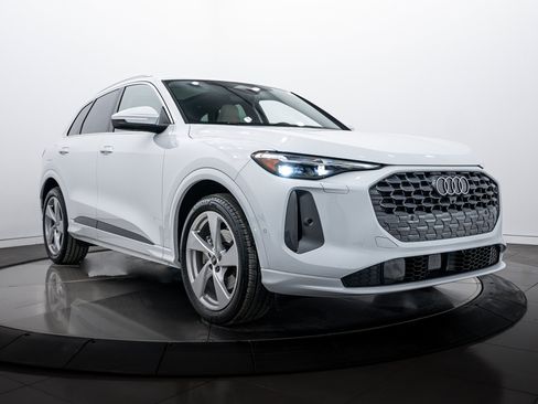 Certified 2025 Audi Q5 Prestige image 2