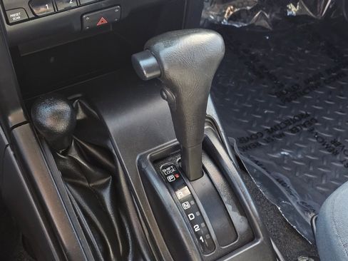 Used 2004 Nissan Frontier S/C image 9