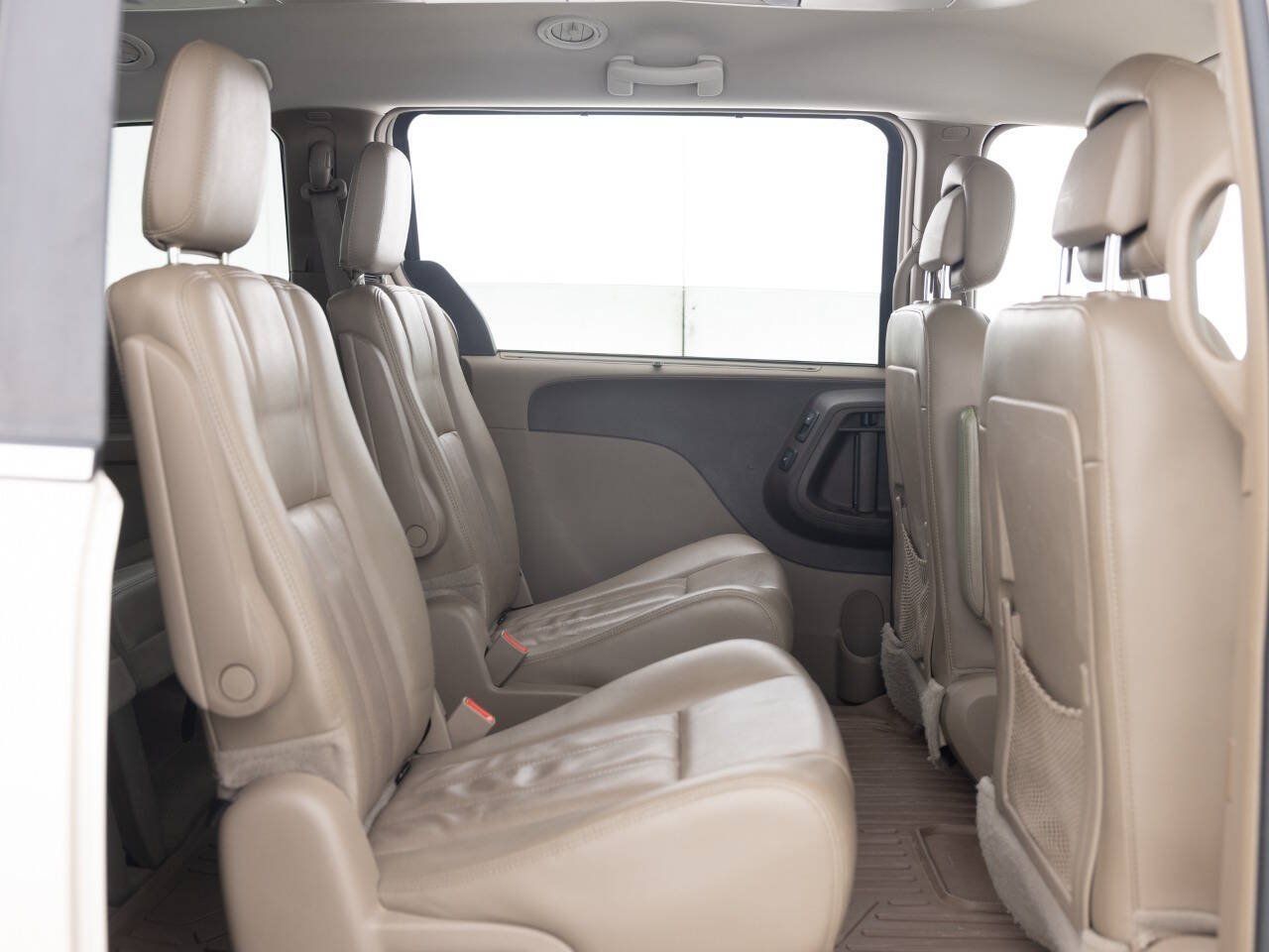 Used 2012 Chrysler Town & Country Touring-L w/ Entertainment Group #2 FWD image 29