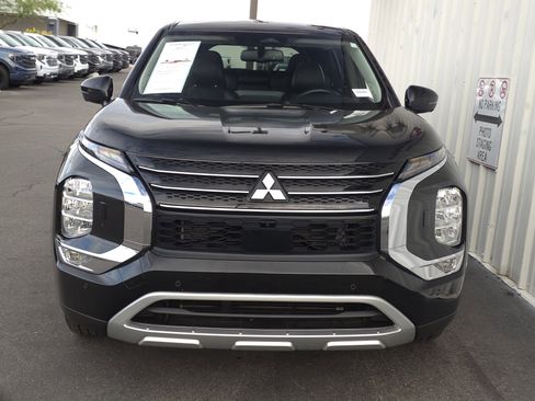 Used 2023 Mitsubishi Outlander SE image 2