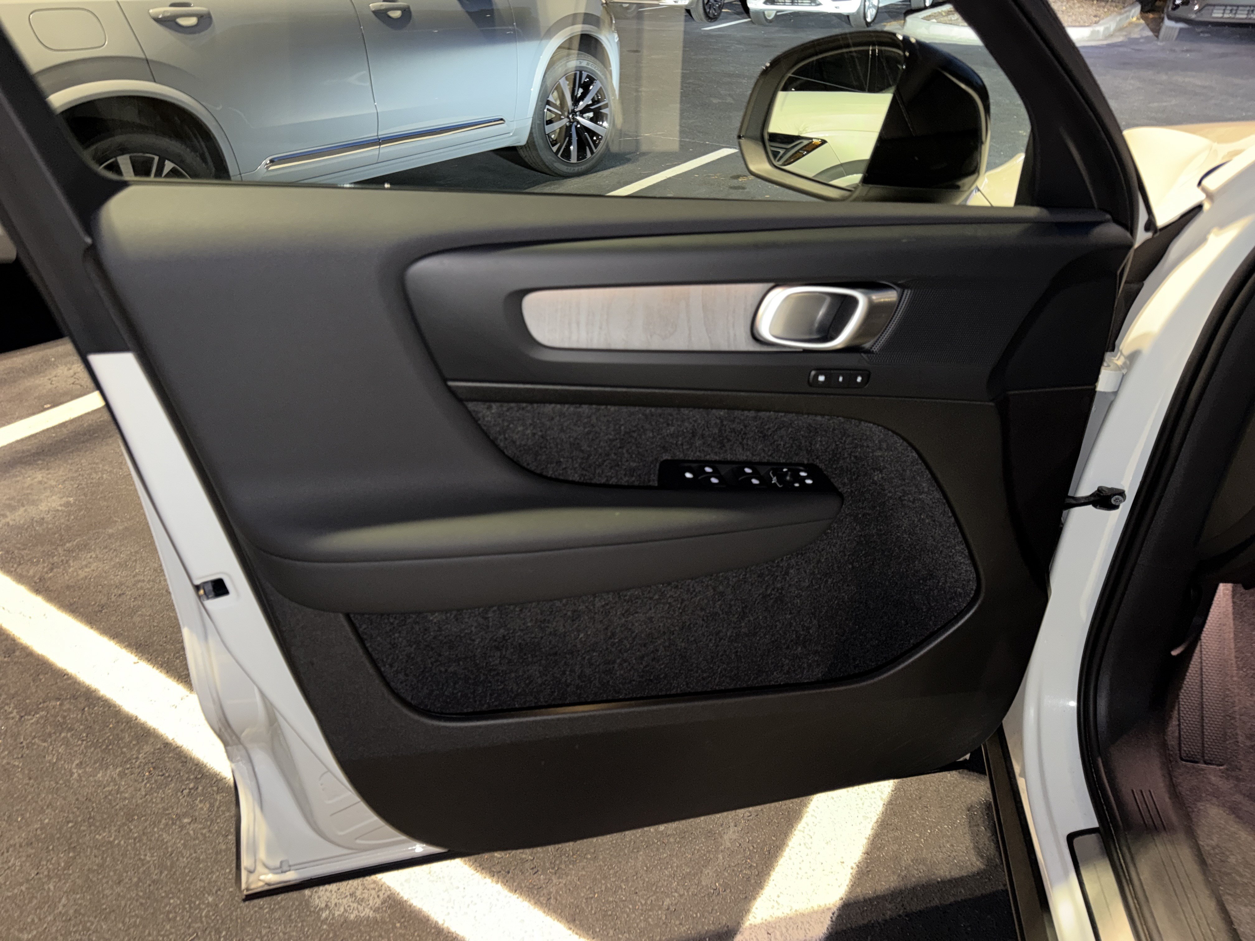 Certified 2025 Volvo XC40 B5 Plus AWD/4WD image 5