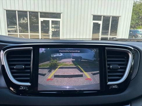 Used 2025 Chrysler Pacifica Select FWD image 21
