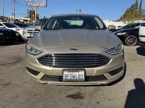 Used 2018 Ford Fusion SE image 2