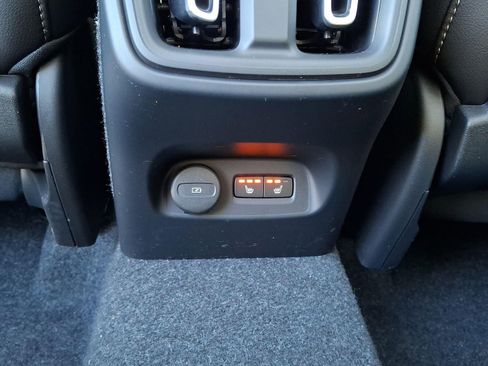 Certified 2025 Volvo XC40 B5 Ultra AWD/4WD image 11