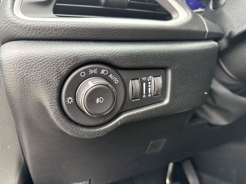 New 2026 Chrysler Pacifica Select FWD image 26
