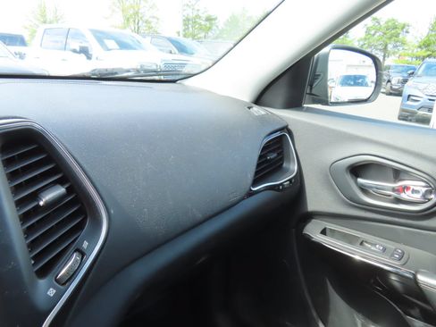 Used 2019 Jeep Cherokee Latitude Plus AWD/4WD image 21